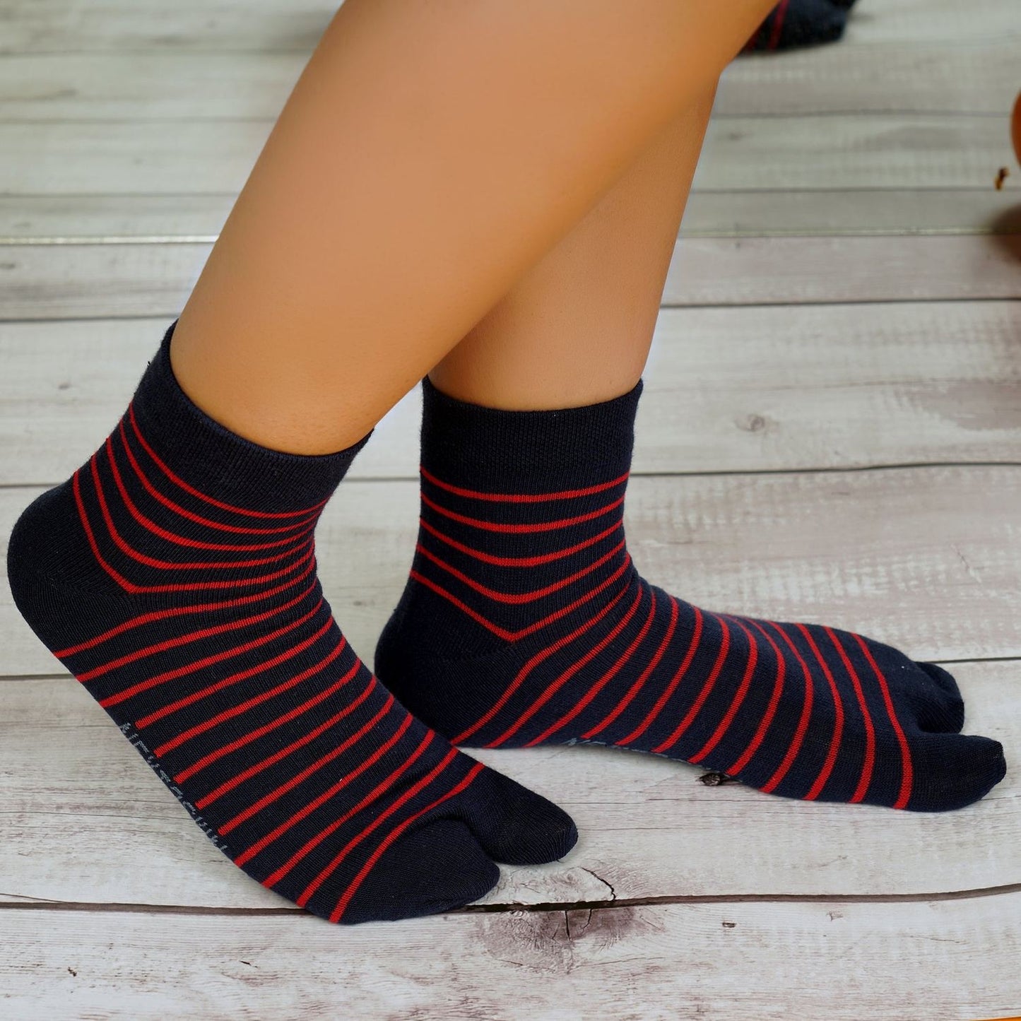 Ankle Thumb Striped Pattern Socks (Navy Blue)