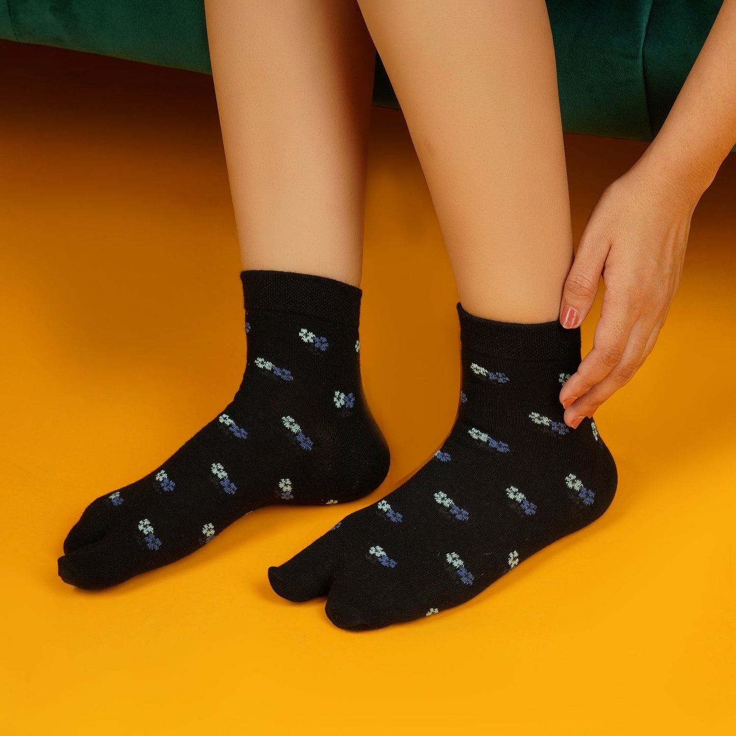 Floral Ankle Thumb Socks (Black)