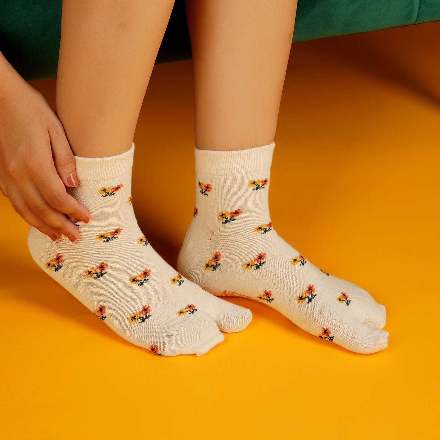Ankle Thumb Floral Socks (Peach)