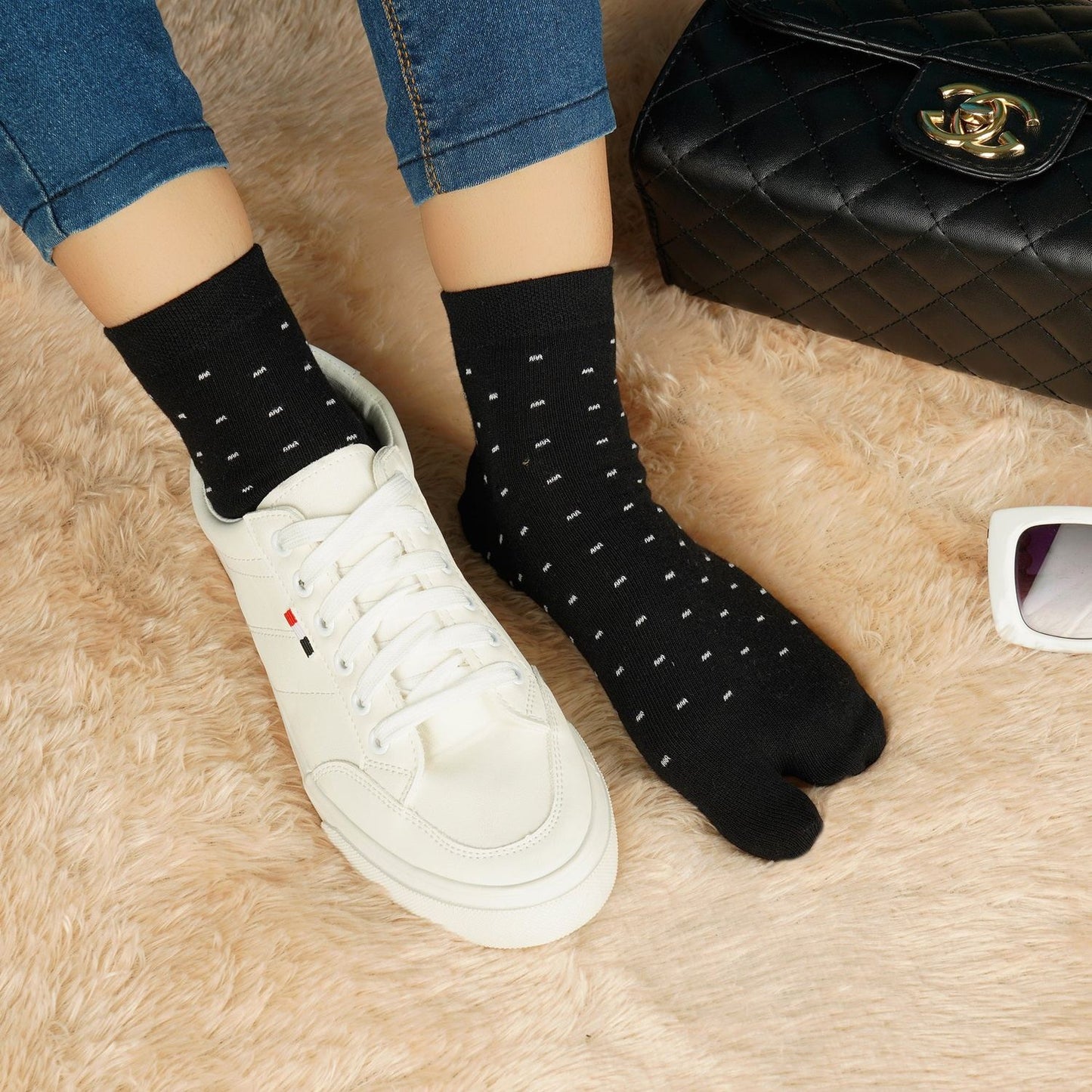 Ankle Thumb Dotted Socks (Black)