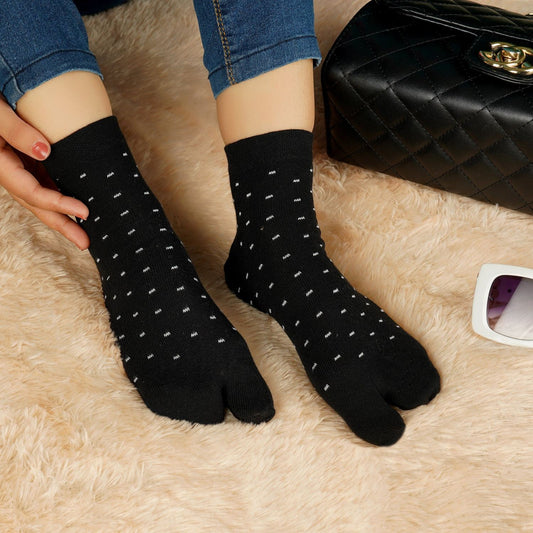 Dotted Ankle Thumb Socks (Black)