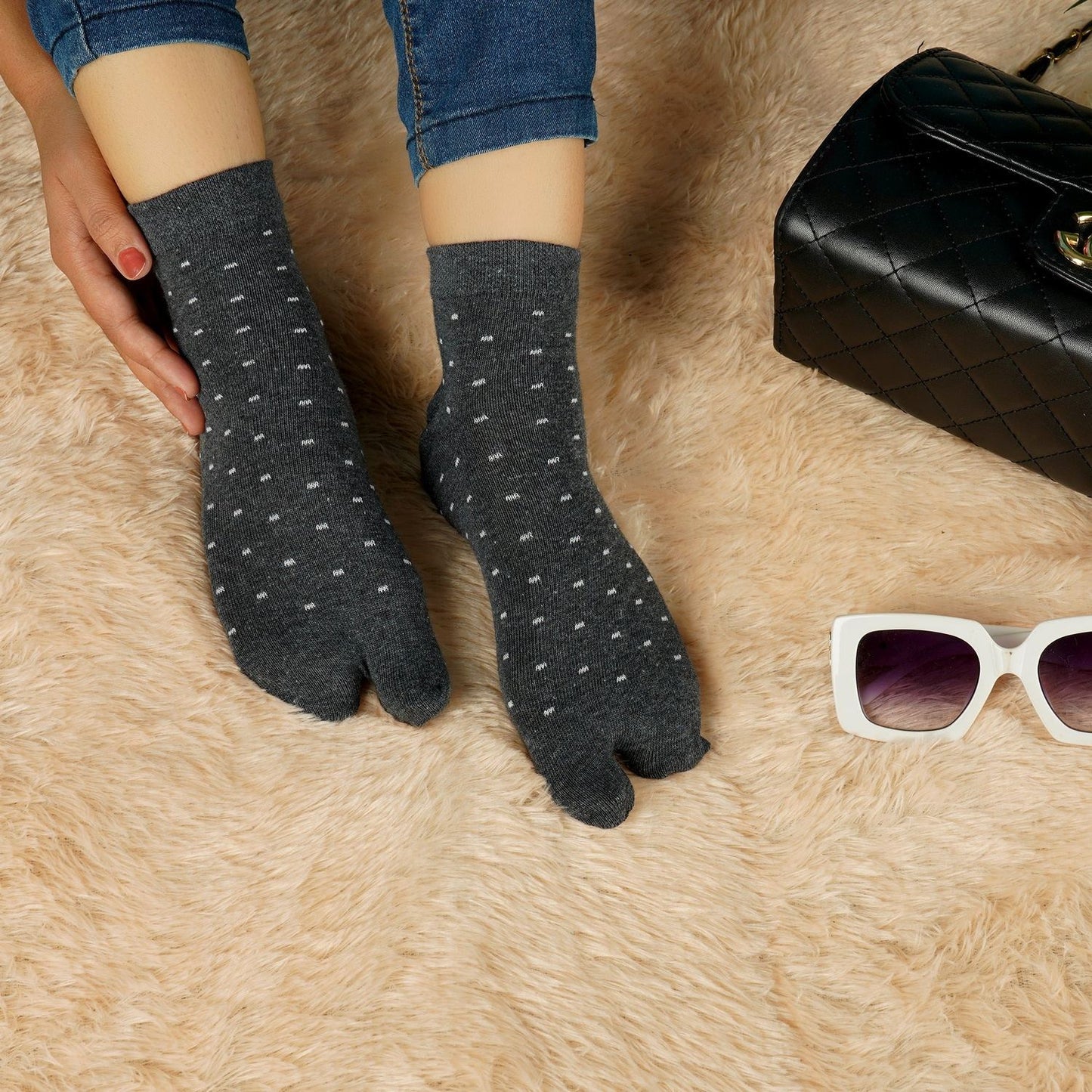 Ankle Thumb Dotted Socks (Charcoal Grey)