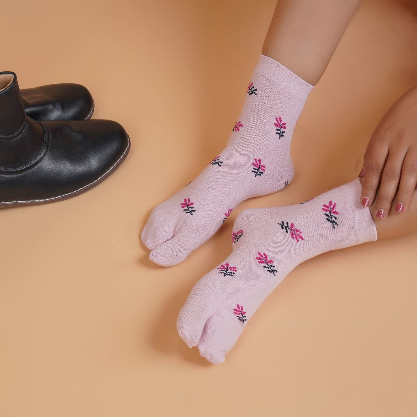 Ankle Thumb Leaf Pattern Socks (Pink)