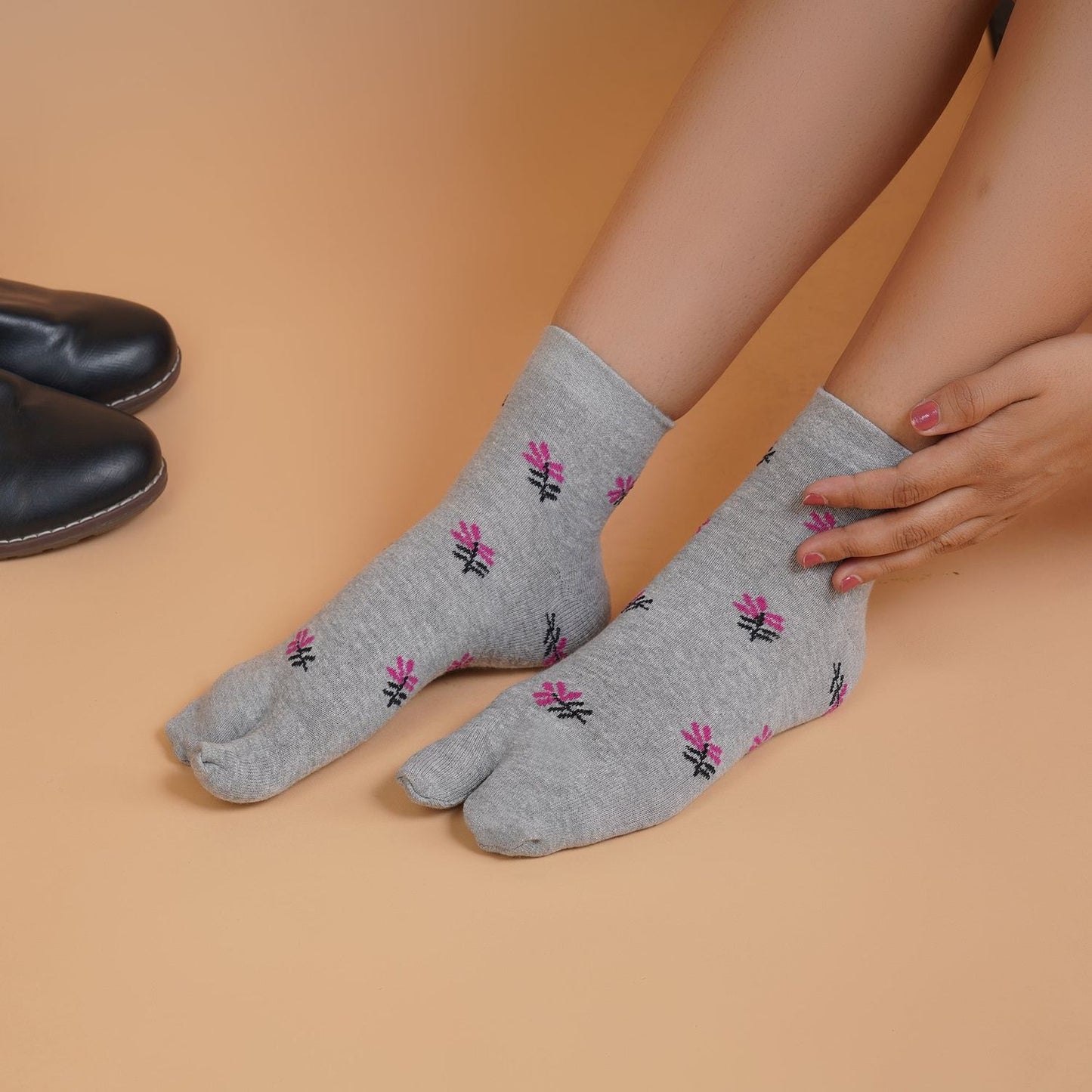 Ankle Thumb Leaf Pattern Socks (Grey)