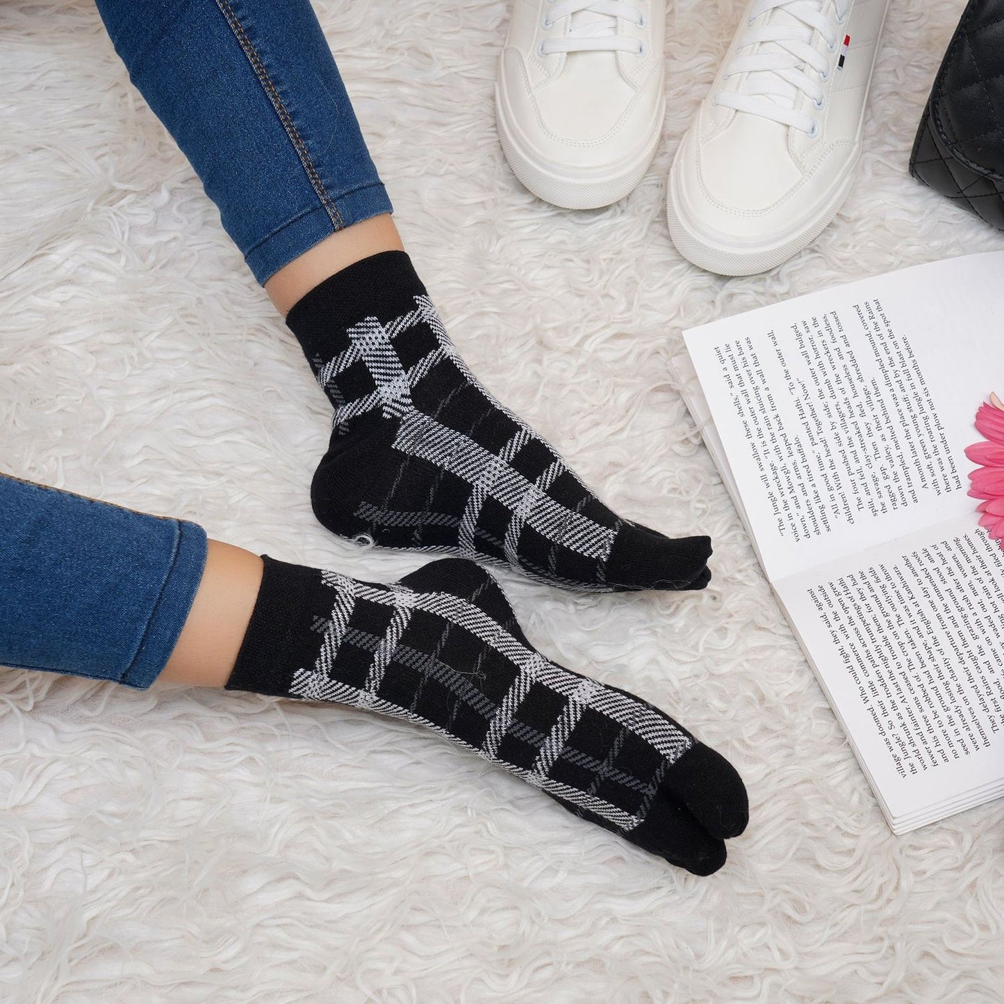 Plaid Pattern Ankle Thumb Socks (Black)
