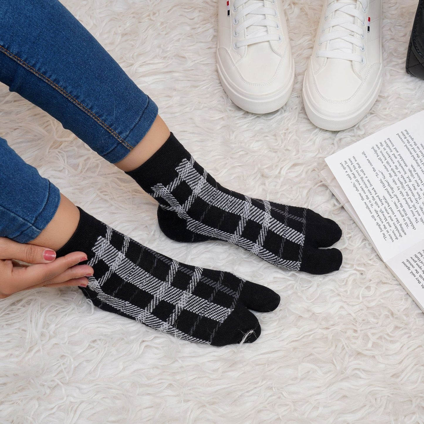 Ankle Thumb Plaid Pattern Socks (Black)